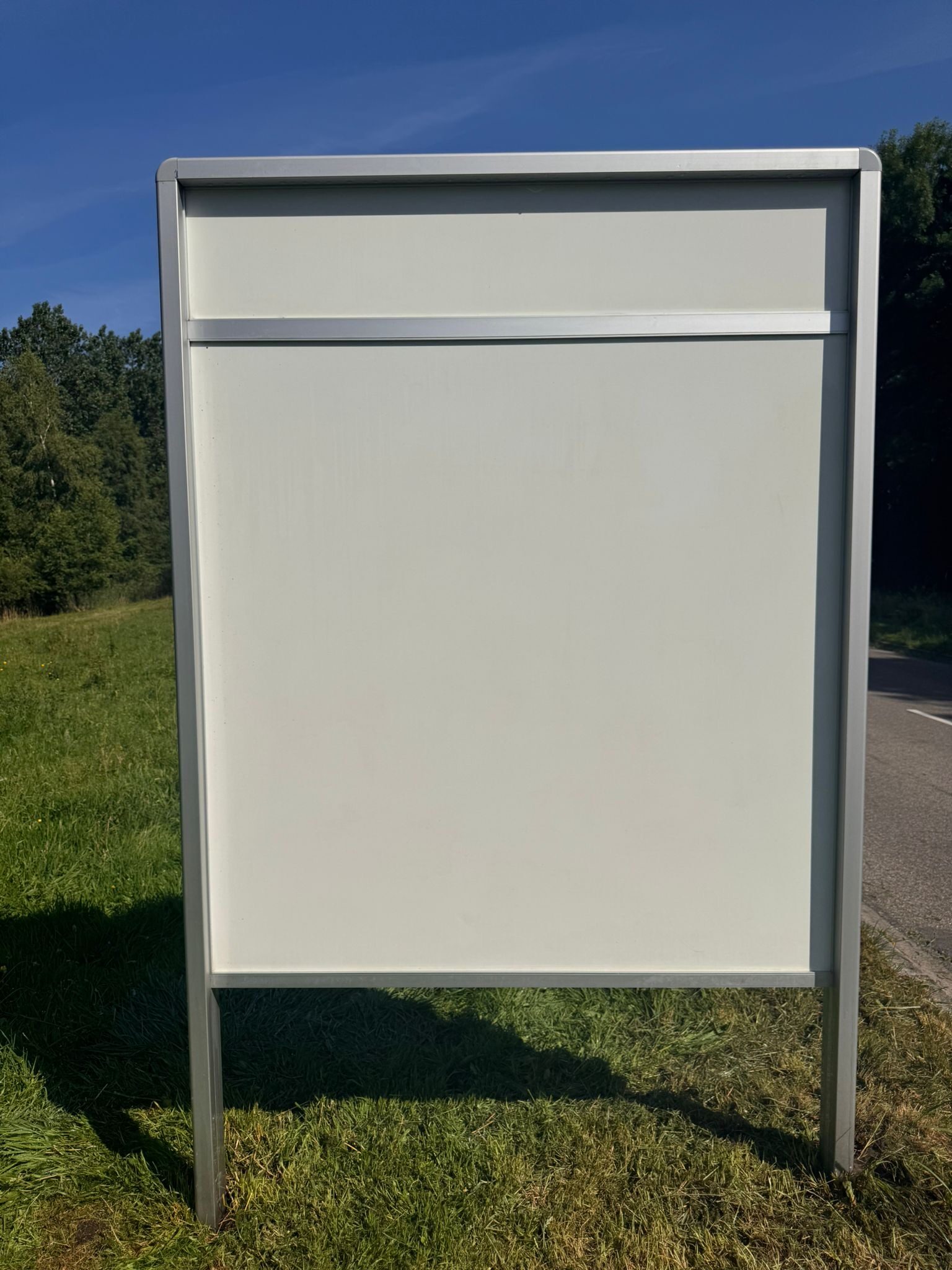 Reclamebord Weuste Noord in Wierden ná de reiniging door CleanNL — fris schoon