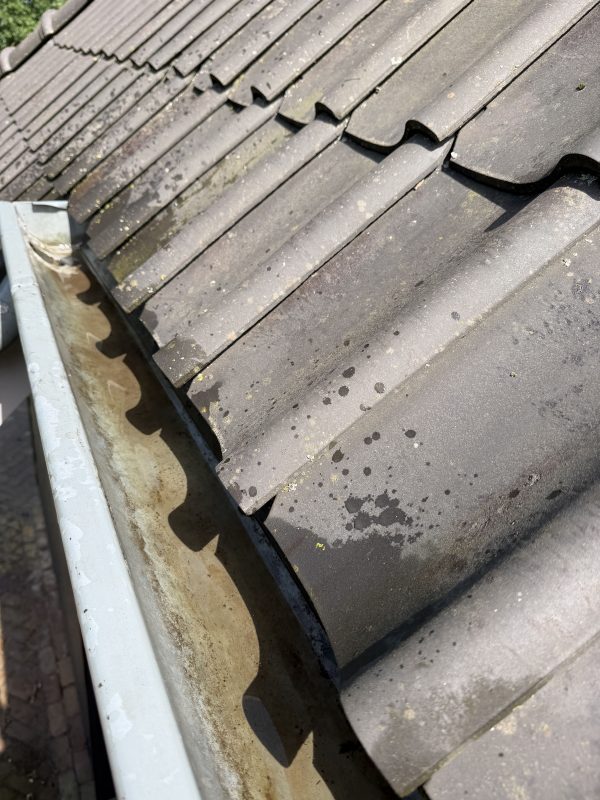 Dakgoot in Wierden ná de reiniging door CleanNL — schoon en vrij