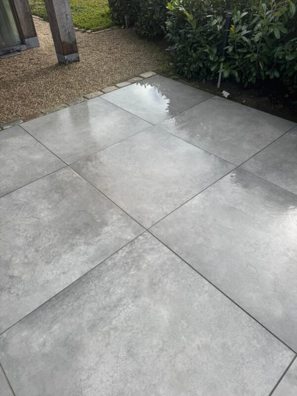 Terras in Enter ná het reinigen door CleanNL — tegels weer egaal grijs en schoon